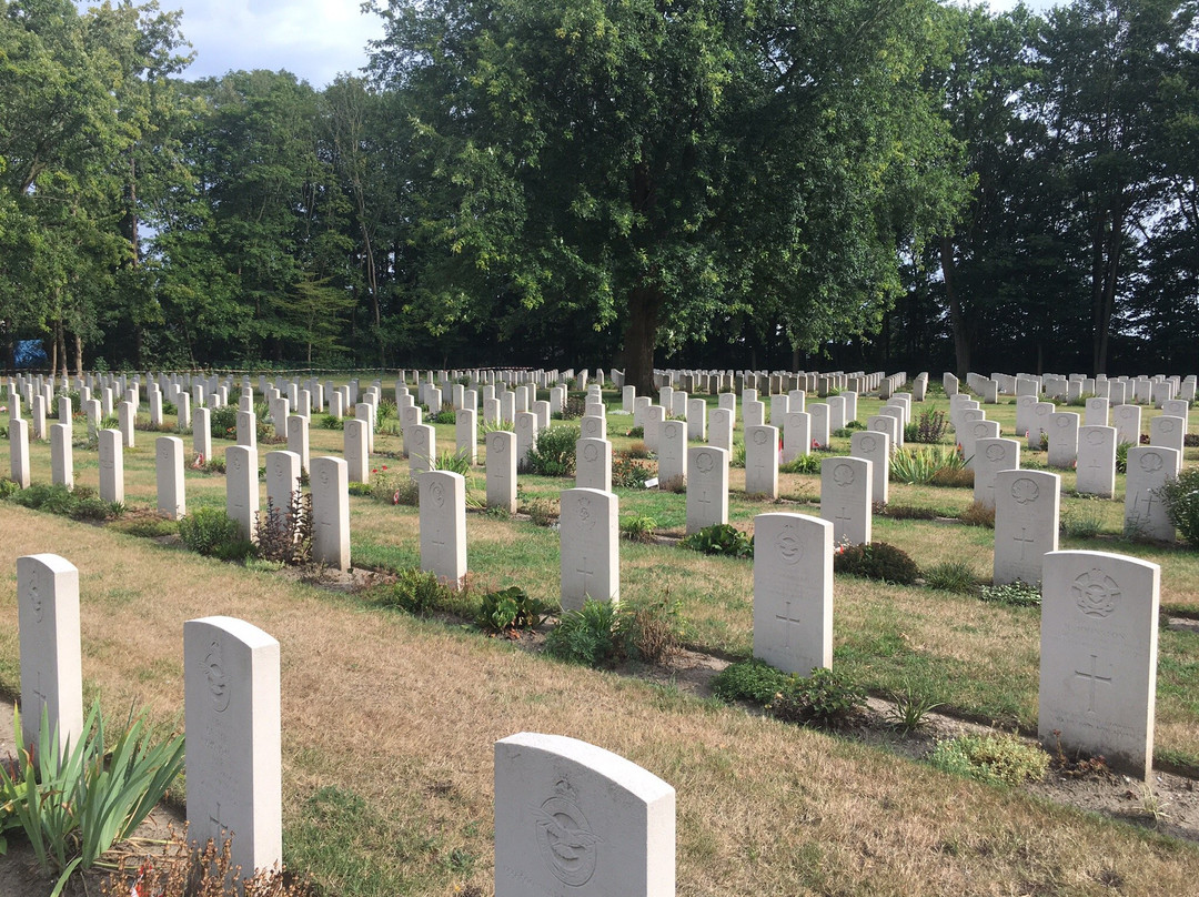 Adegem Canadian War Cemetery景点图片