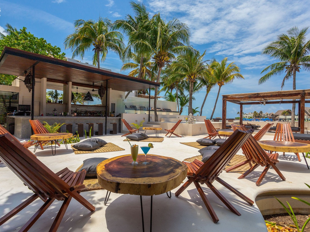 Lotus Beach Hotel主图