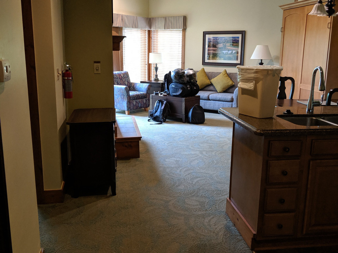 Longhollow Point Inn主图