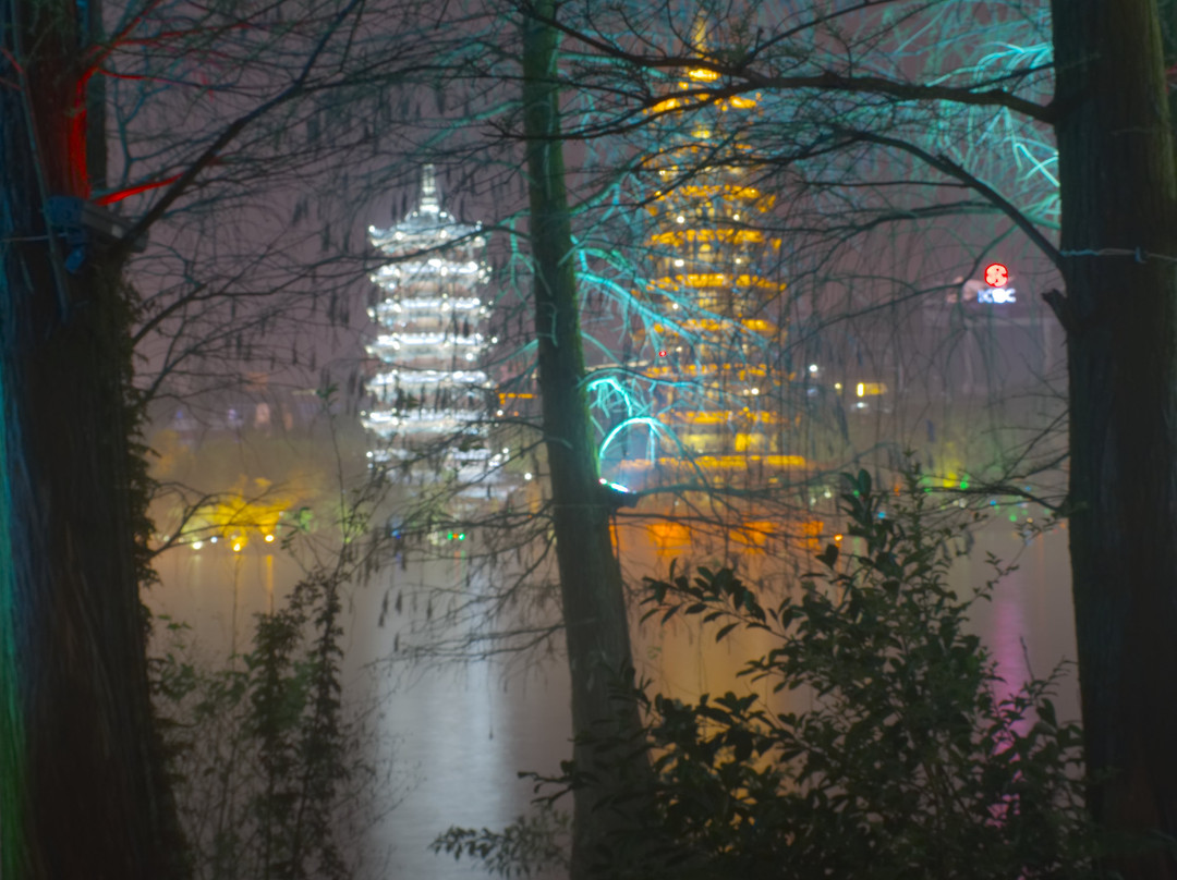 象鼻山普贤塔景点图片