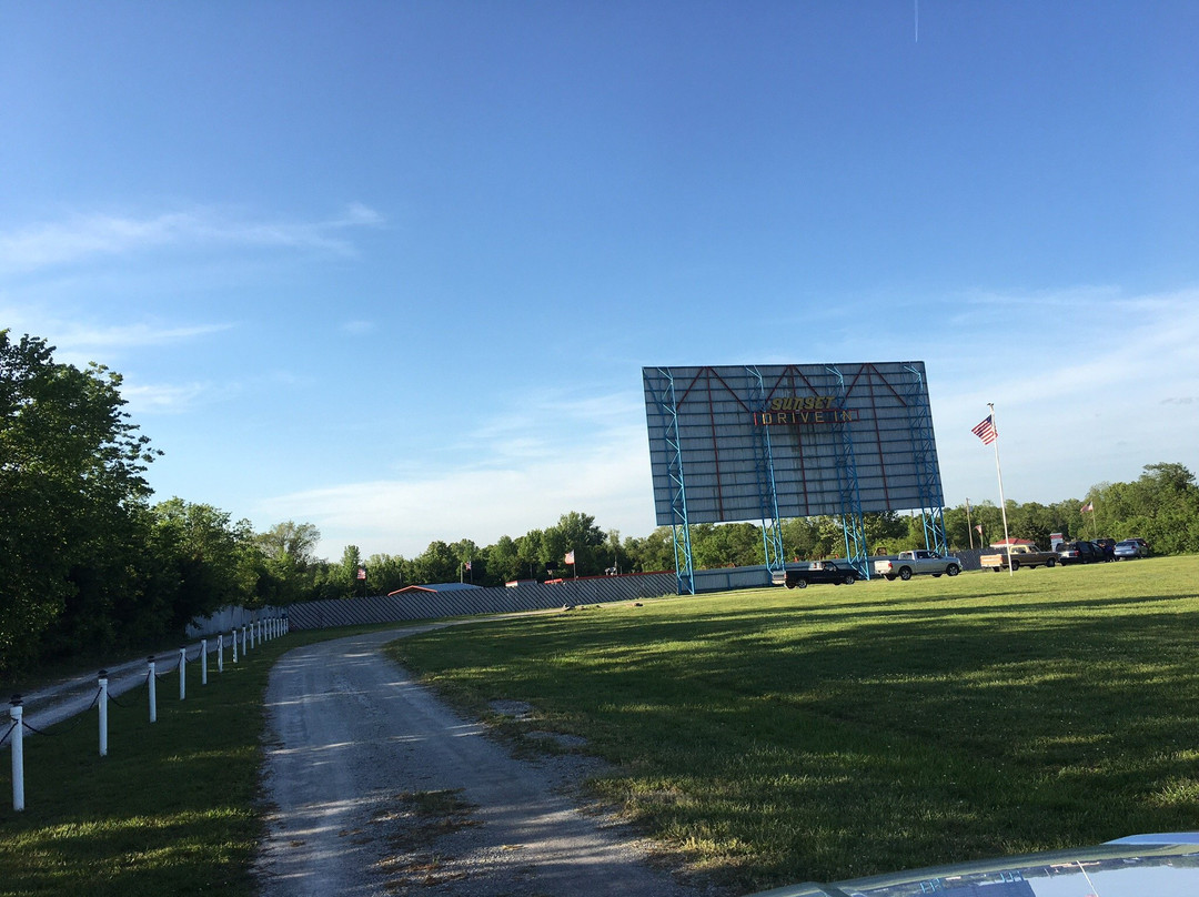 Sunset Drive-In-Aurora必去景点