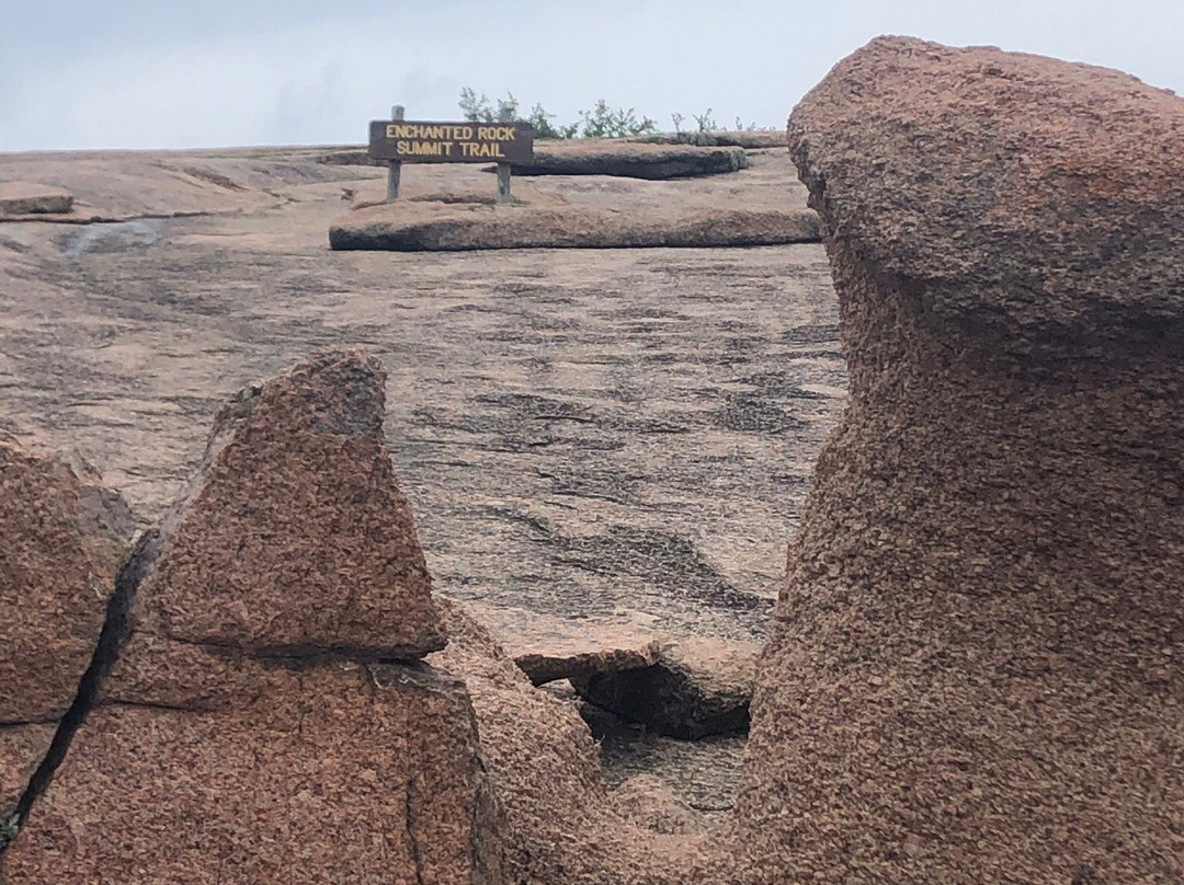 Enchanted Rock Cave-弗雷德里克斯堡必去景点