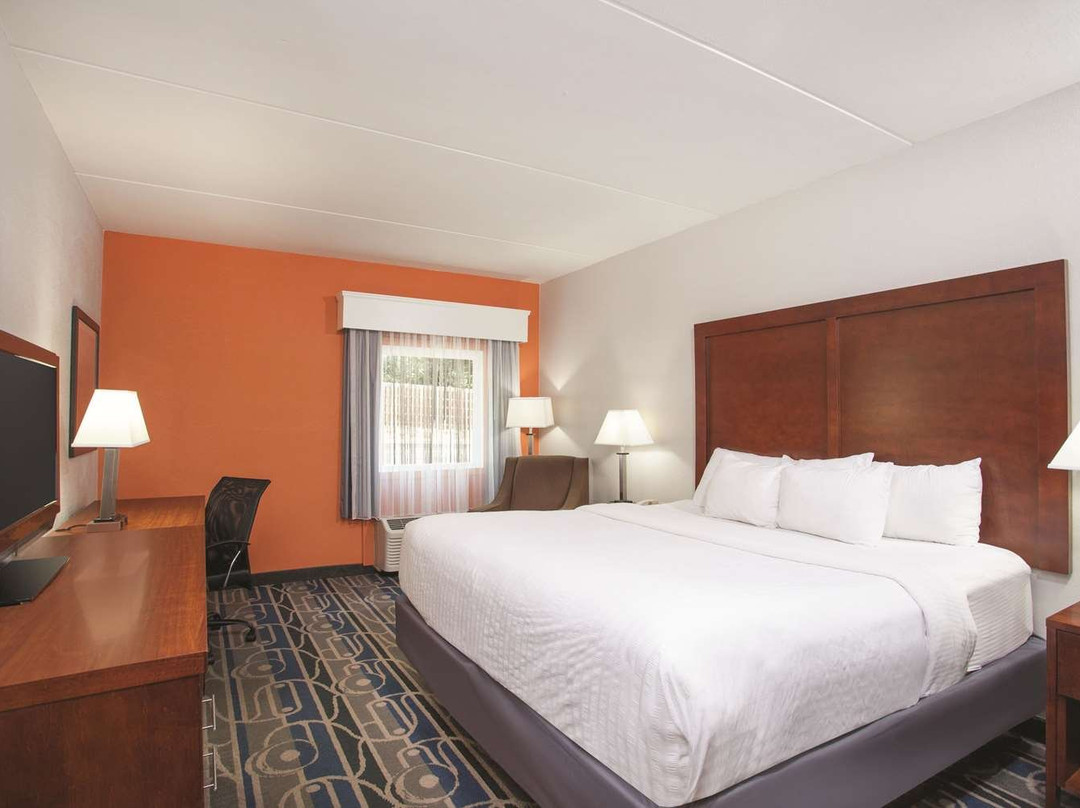 Clarion Pointe Charlottesville主图