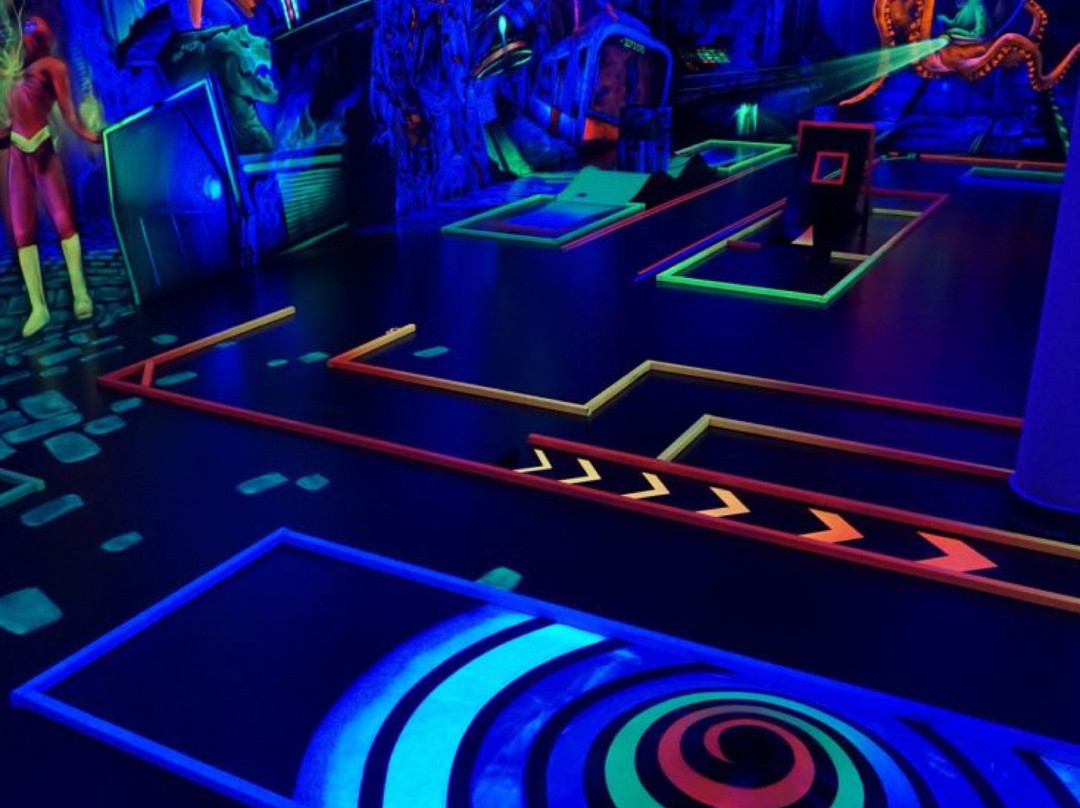 3D Schwarzlicht Minigolf Bensheim景点图片