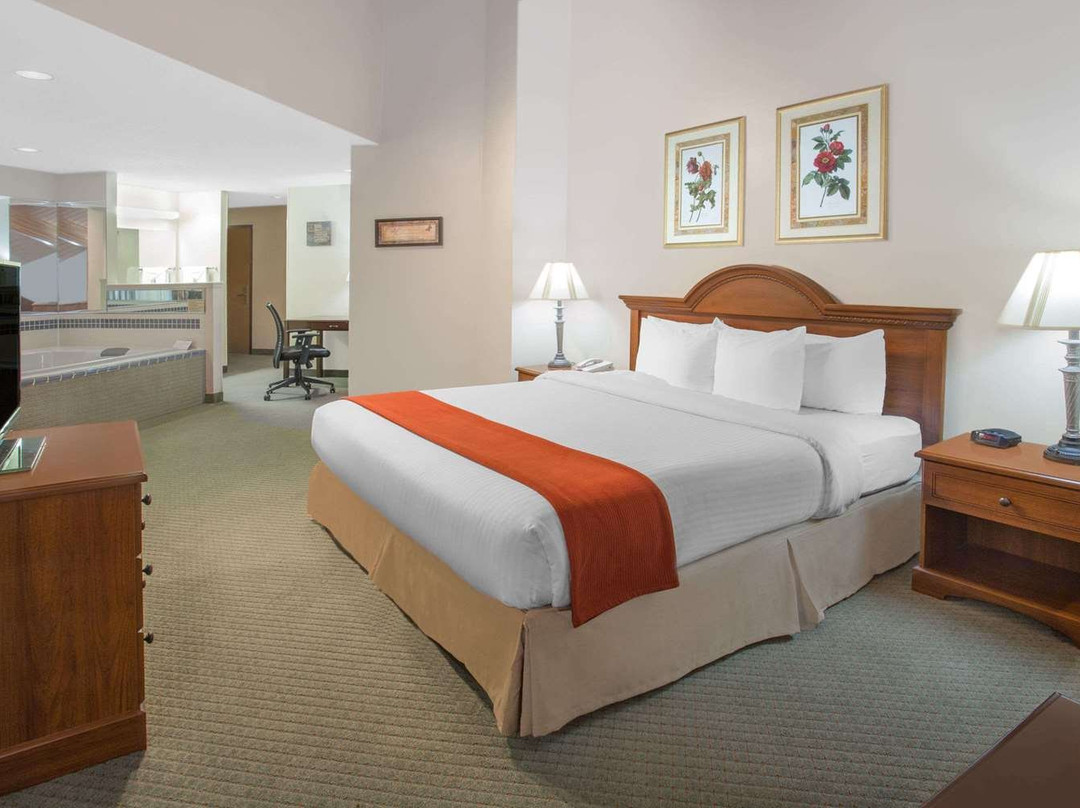 Baymont by Wyndham Freeport主图