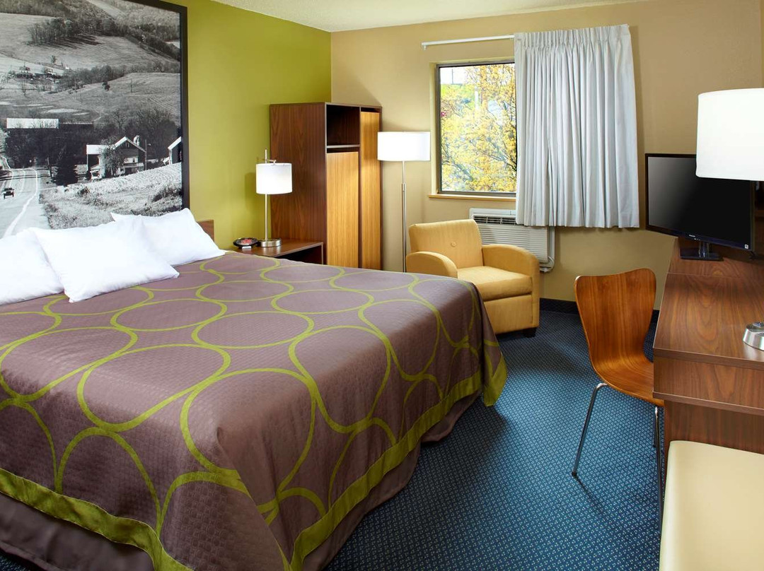 Super 8 by Wyndham St. Clairsville OH-Wheeling WV Area主图