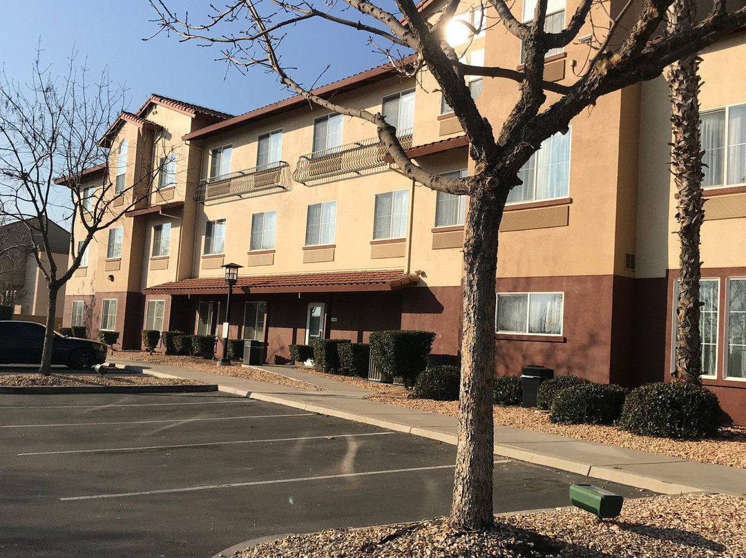 曼特卡酒店住宿-曼特卡快捷假日&套房酒店