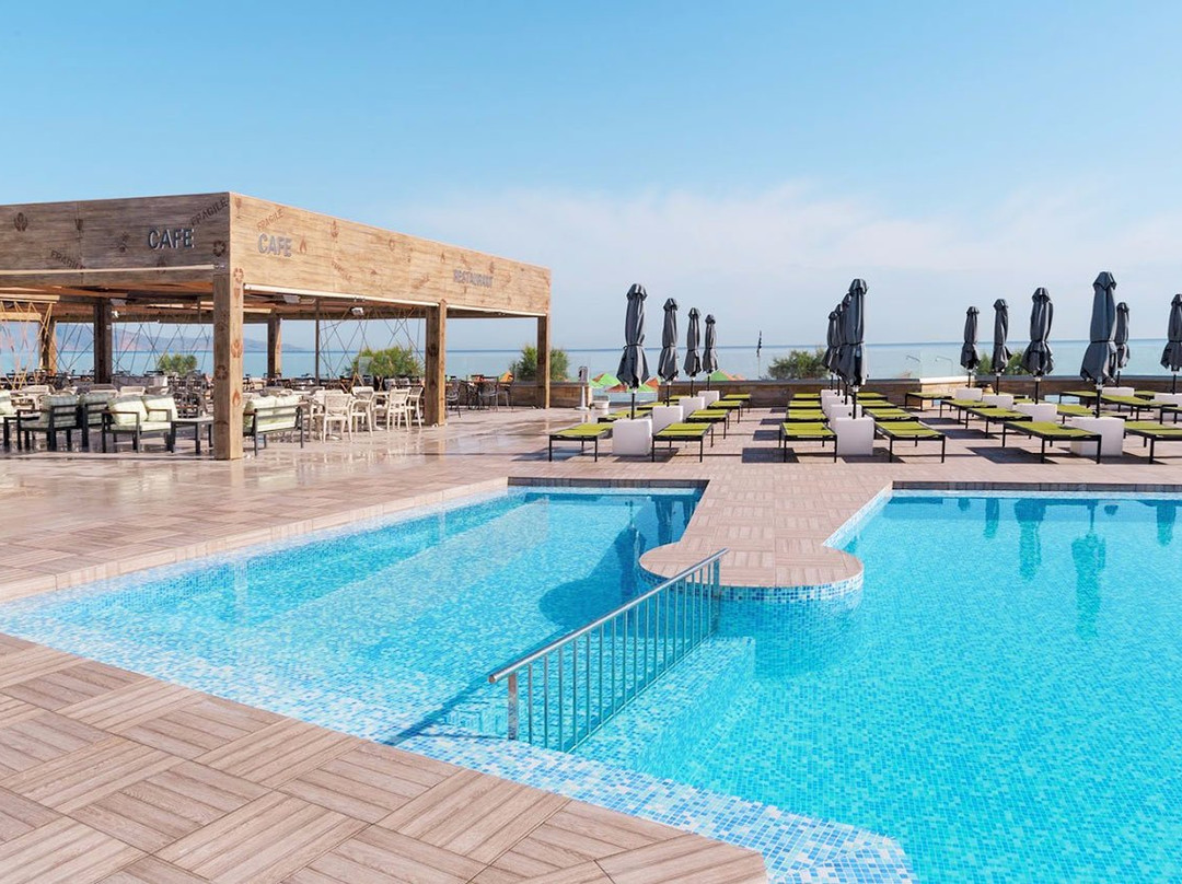 Enorme Eanthia Beach Resort