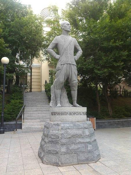 Yul Brynner Monument-海参崴必去景点