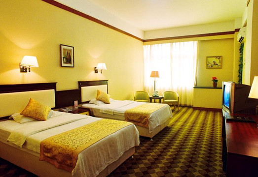 群康天雨大酒店主图