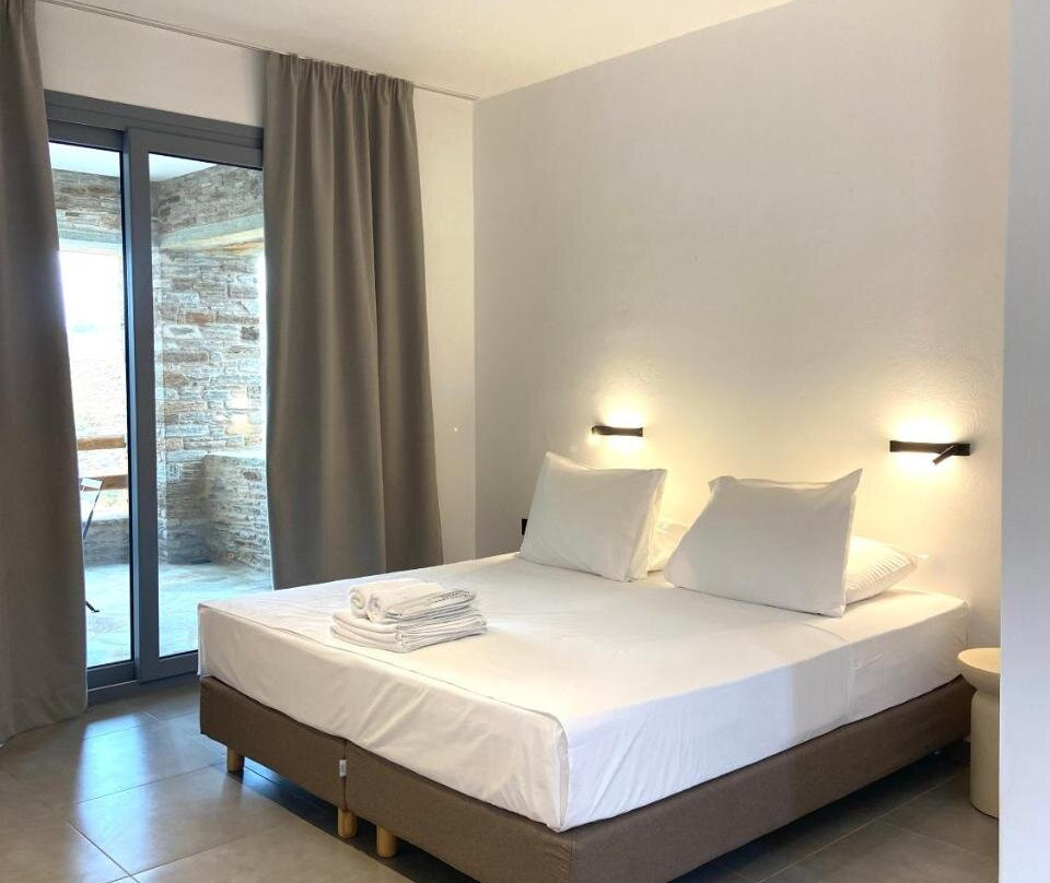 Spanos Apartments主图