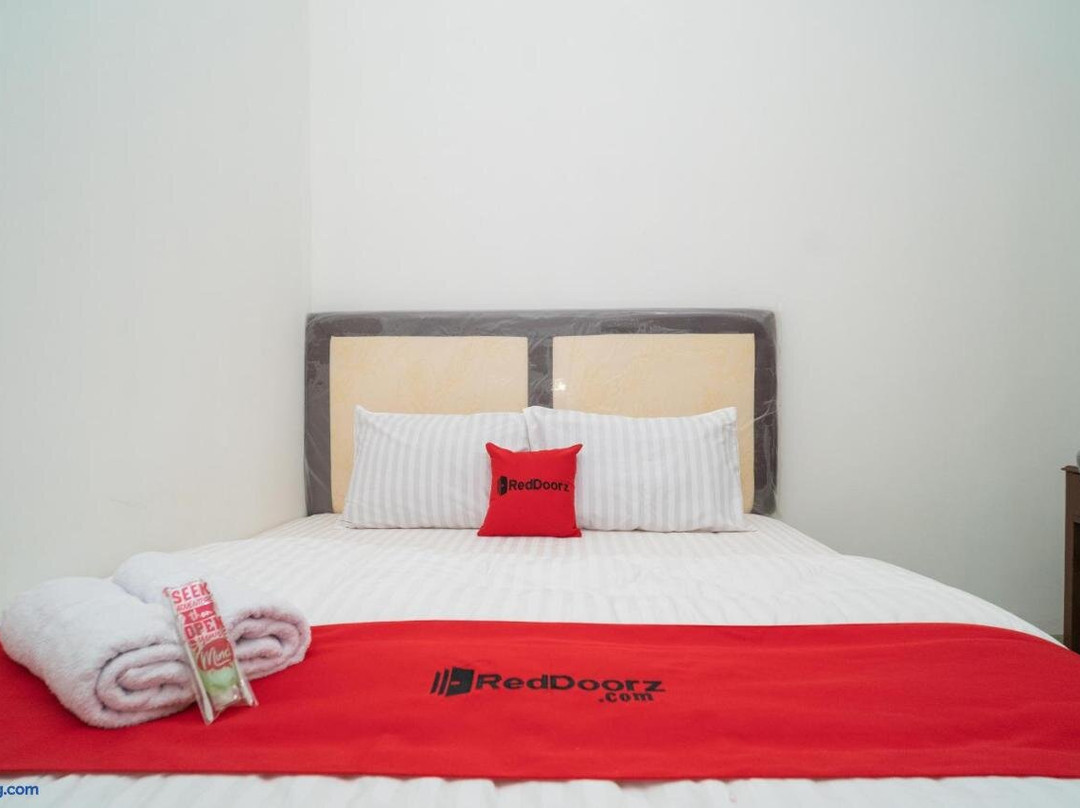 RedDoorz Near Bundaran Ciceri