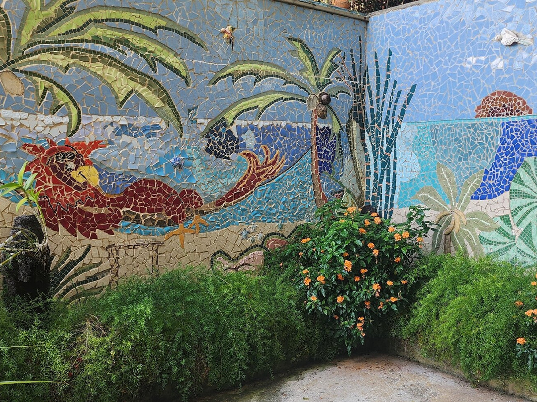 懒鹦鹉酒店主图