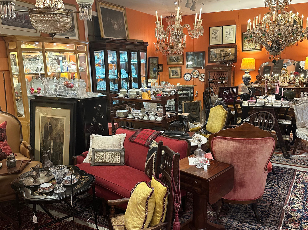 Blue Dolphin Antiques景点图片