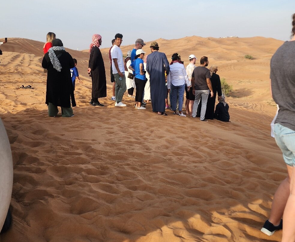 Dubai Desert Safari 4x4 Pickup Red Dunes BBQ and Live Show景点图片