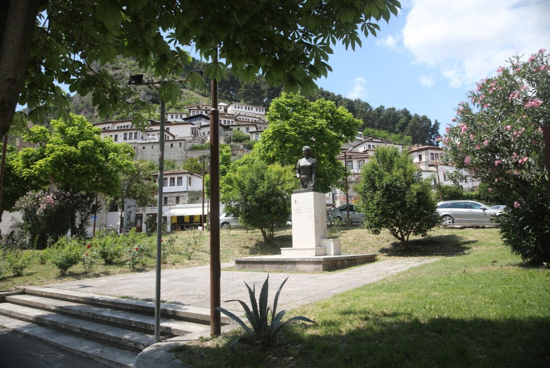 Margarita Tutulani Monument Berat-培拉特必去景点