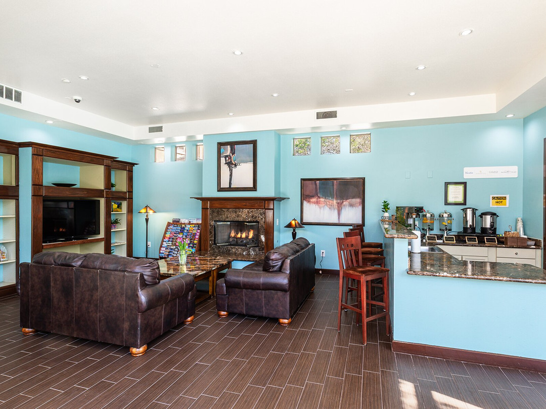 宁静峡谷悬崖酒店主图