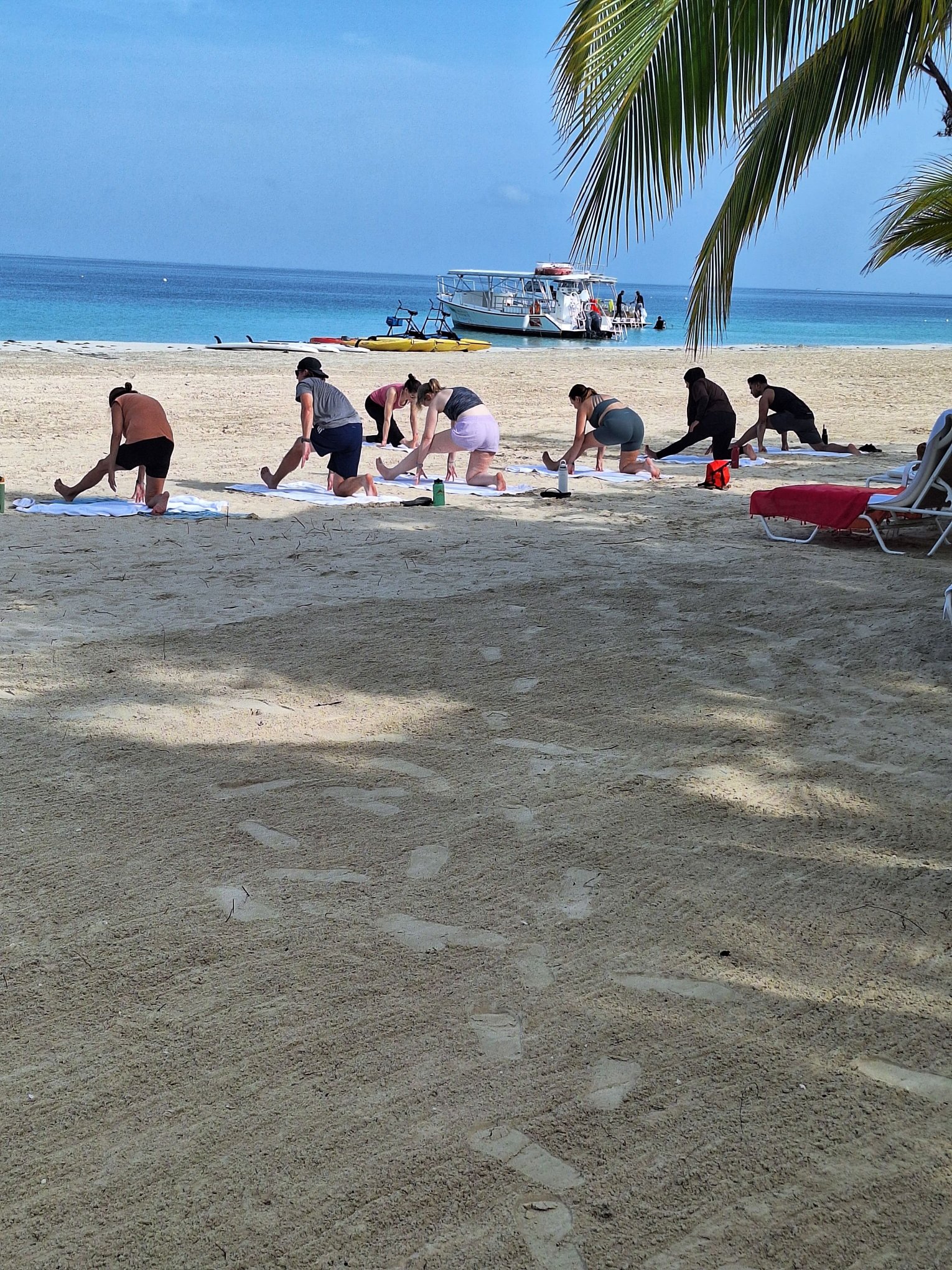 Couples Swept Away-泳池