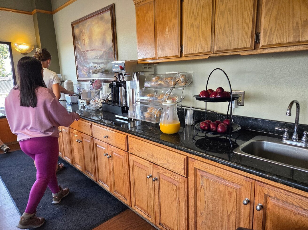 Super 8 by Wyndham Lindsay Olive Tree主图