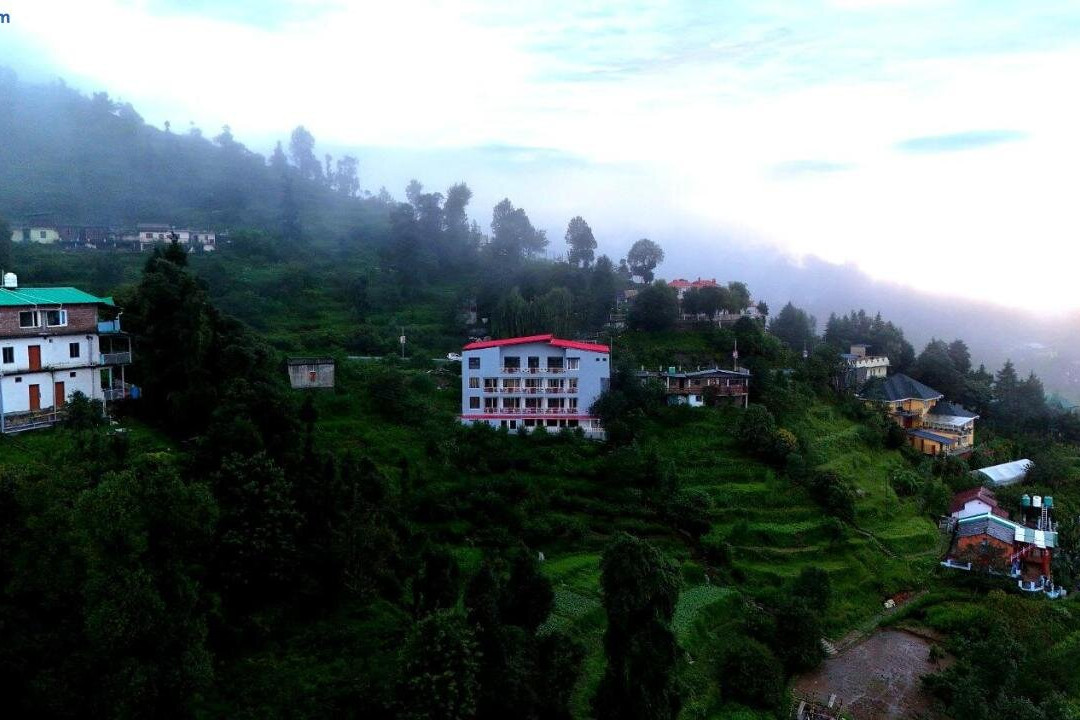 Kafal Pako度假村 - 穆克特什瓦尔的豪华山景住宿
