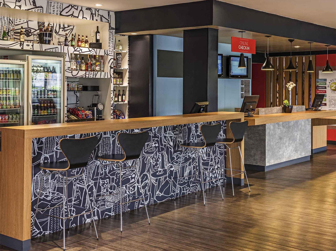 宜必思库里提巴机场酒店主图