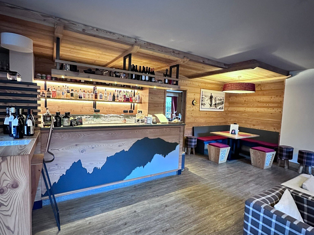 白色山谷酒店主图