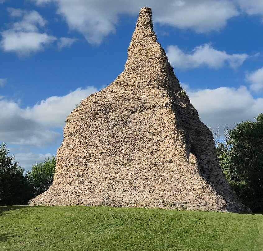 Pyramide de Couhard-Autun必去景点