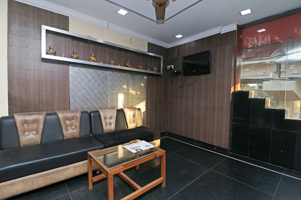 OYO 28609 Hotel Amar Palace