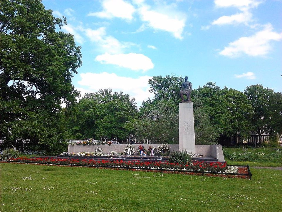 War Monument-兹沃勒必去景点