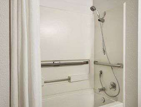 里贾纳温德姆速8酒店主图