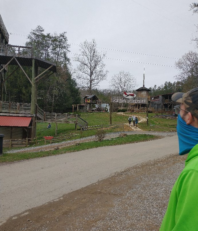Foxfire Mountain Swinging Bridge-塞维尔维尔必去景点