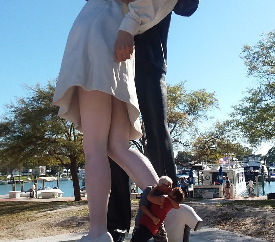Unconditional Surrender Sculpture-萨拉索塔必去景点