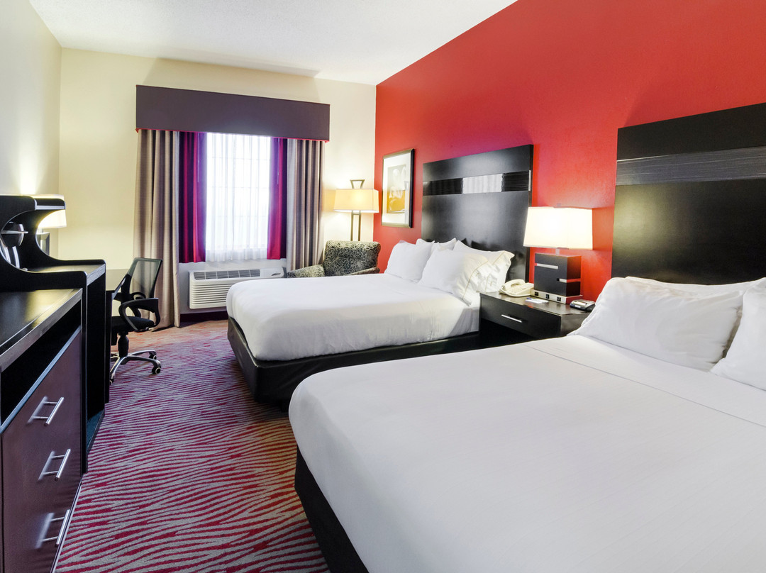 维尼塔快捷假日套房酒店主图