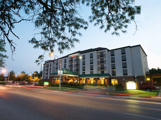 Courtyard by Marriott Bloomington主图