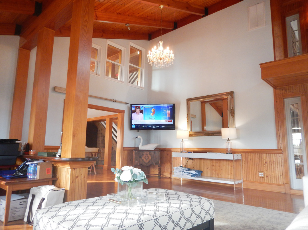 The Burrus House Inn Waterfront Suites主图