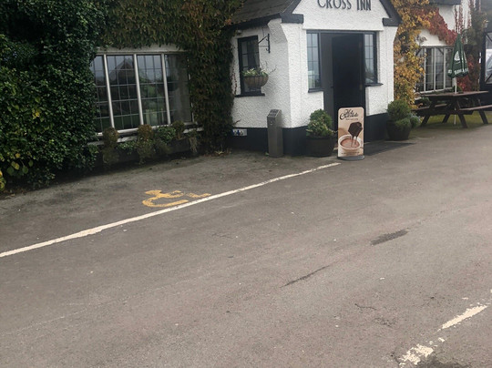 Ralegh's Cross Inn主图