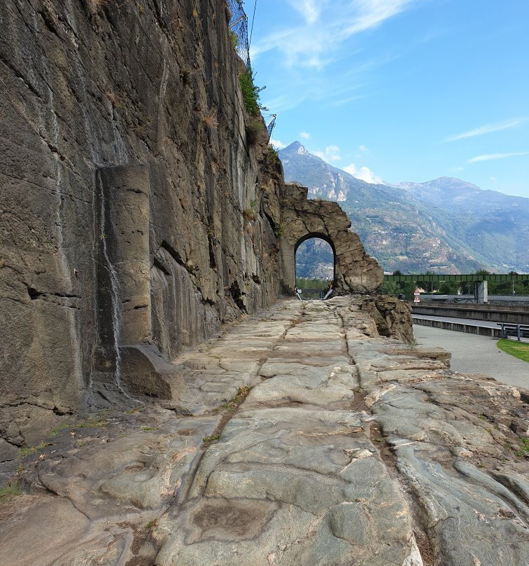 The Roman road to the Gauls and its arch景点图片