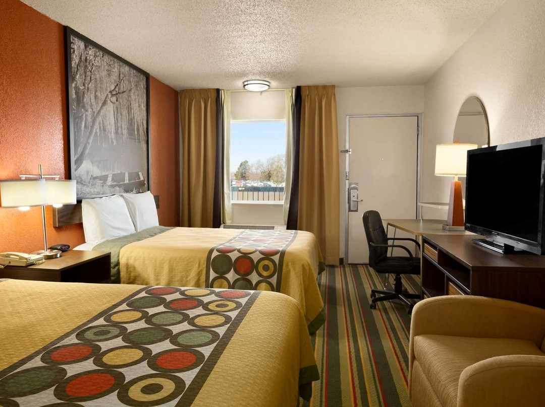 Super 8 by Wyndham Woodward主图