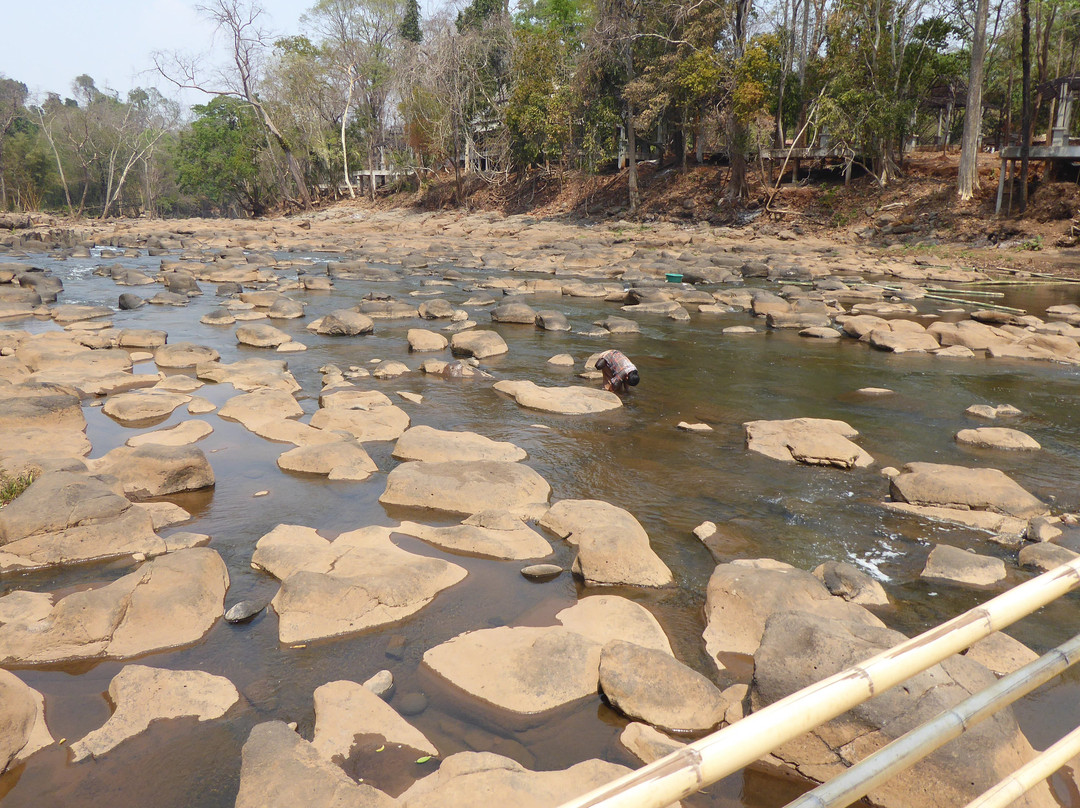 Tad Pha Suam Waterfall景点图片