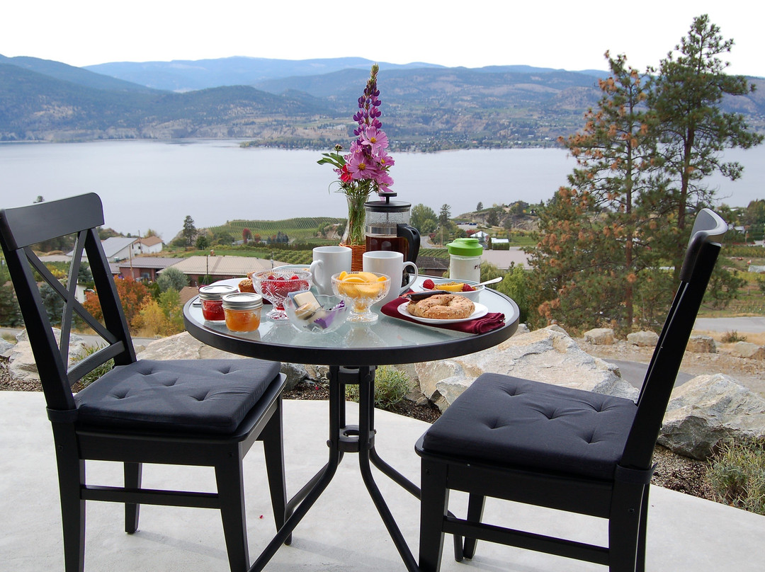 Singing Marmot Guest Suites主图