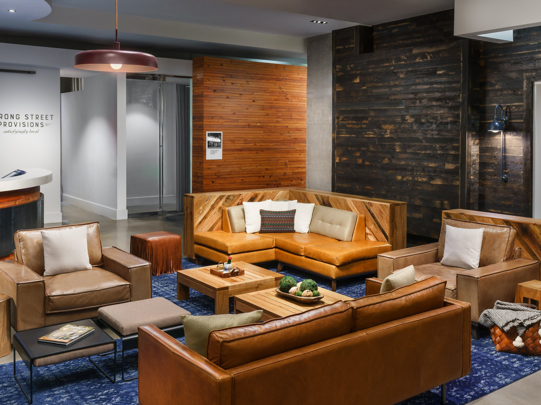 阿森斯大学区靛蓝酒店主图