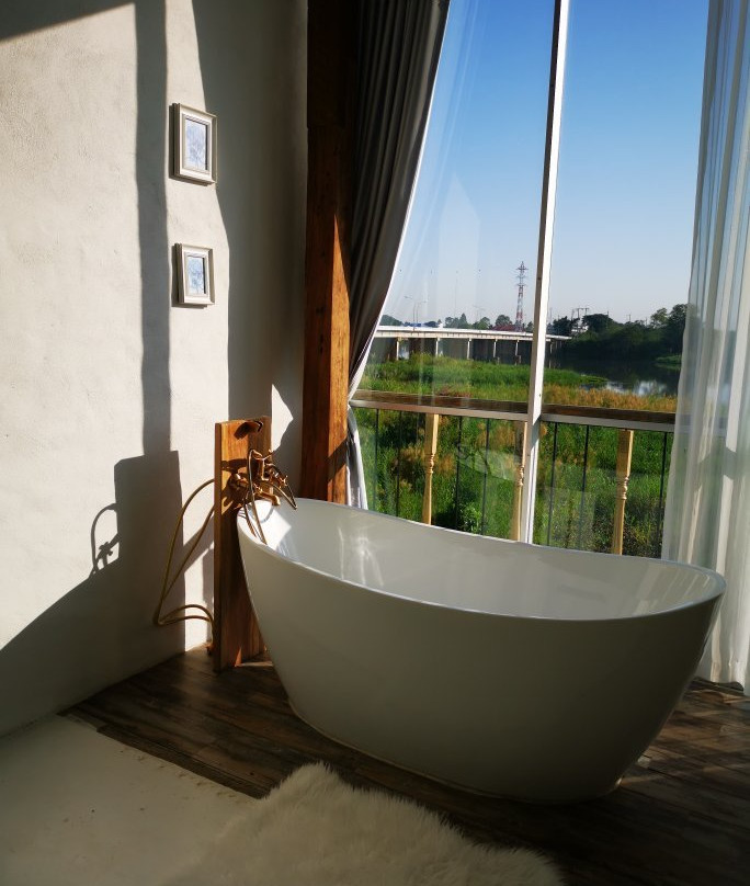White Wall Riverfront Hotel主图