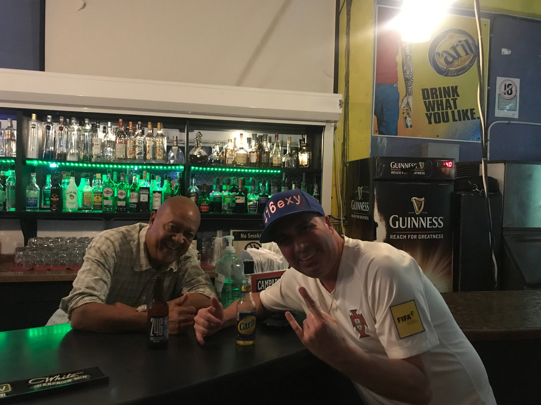 Hal's Car Park Bar-圣罗伦斯峡必去景点