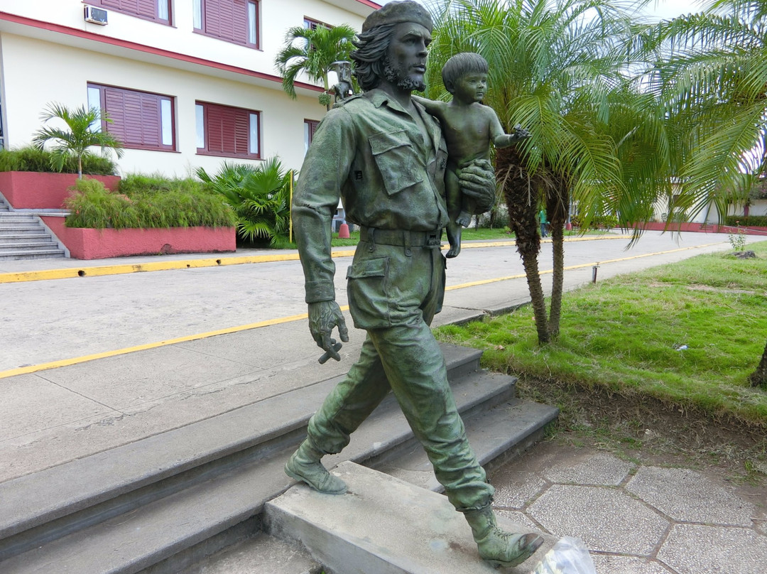 Statue of Che Guevara Holding a Child景点图片