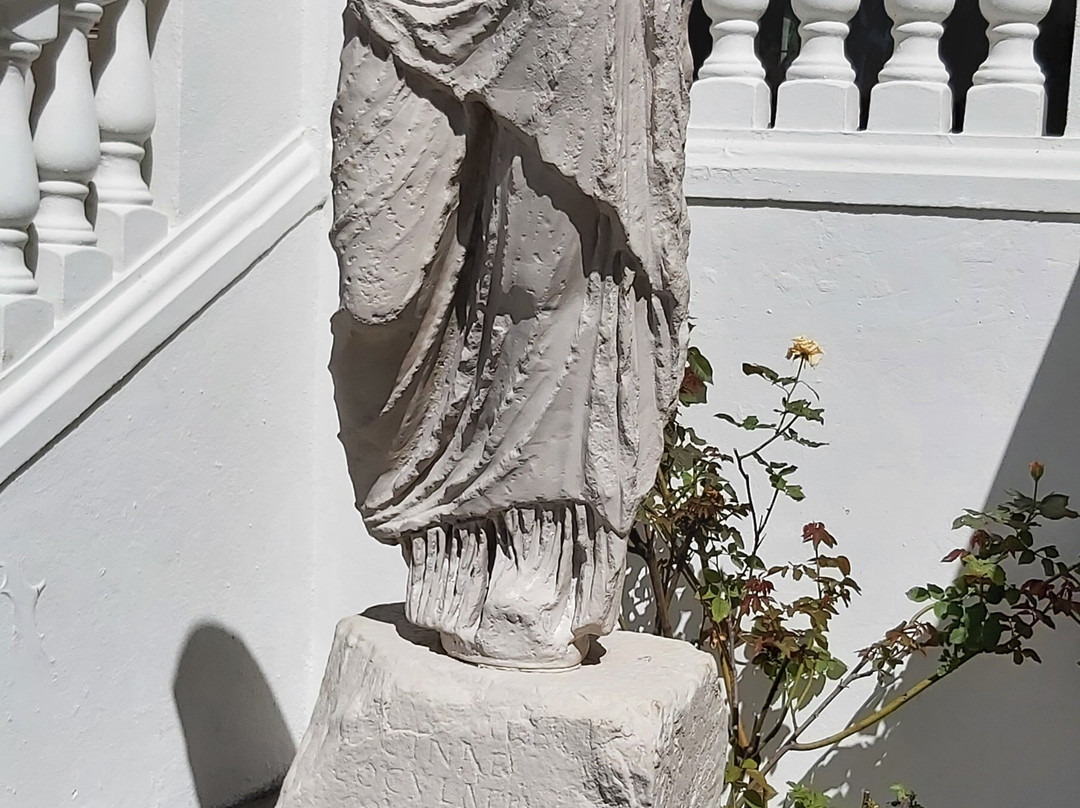 Statue Of The Headless Lady景点图片