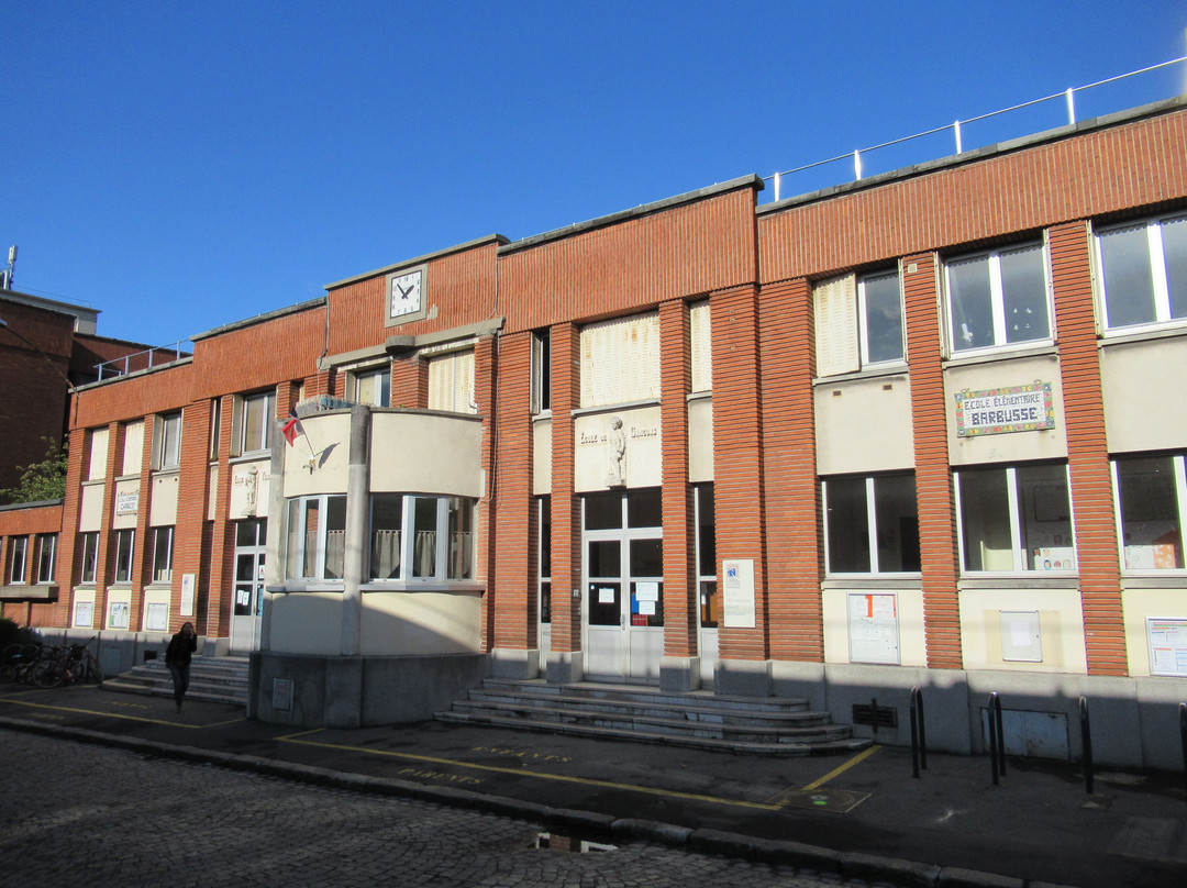 Haut-relief signalant l'entree de l'ecole de garcons景点图片