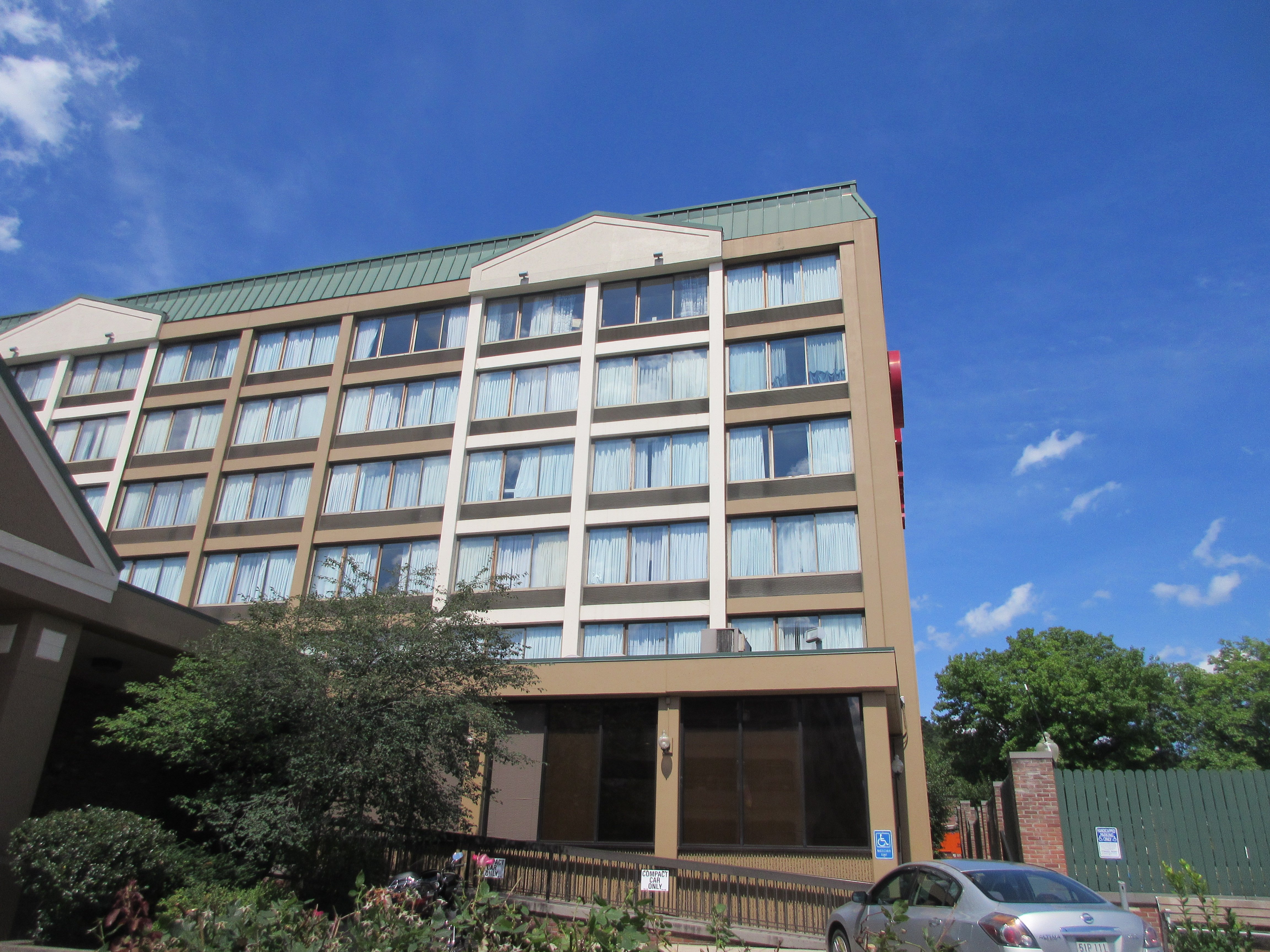 Ramada by Wyndham Cumberland Downtown-浴室