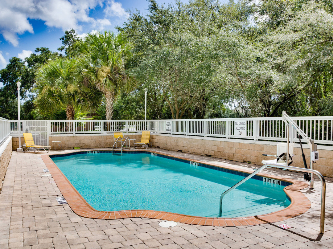 墨尔本棕榈湾/维埃拉费尔菲尔德客栈及套房酒店主图