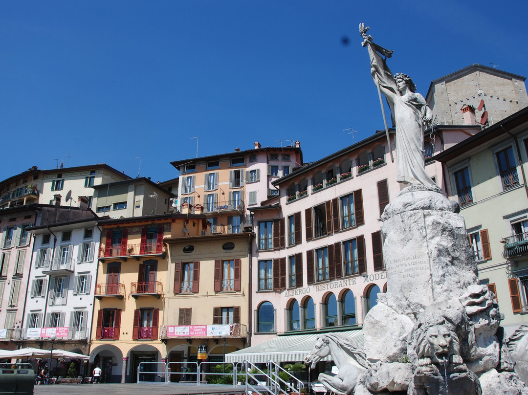 Fontana di Piazza XIII Martiri di Lovere景点图片
