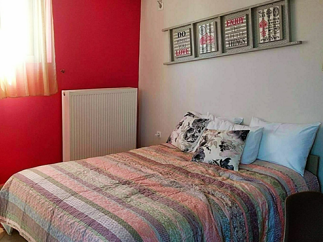 Theoni's Apartments主图